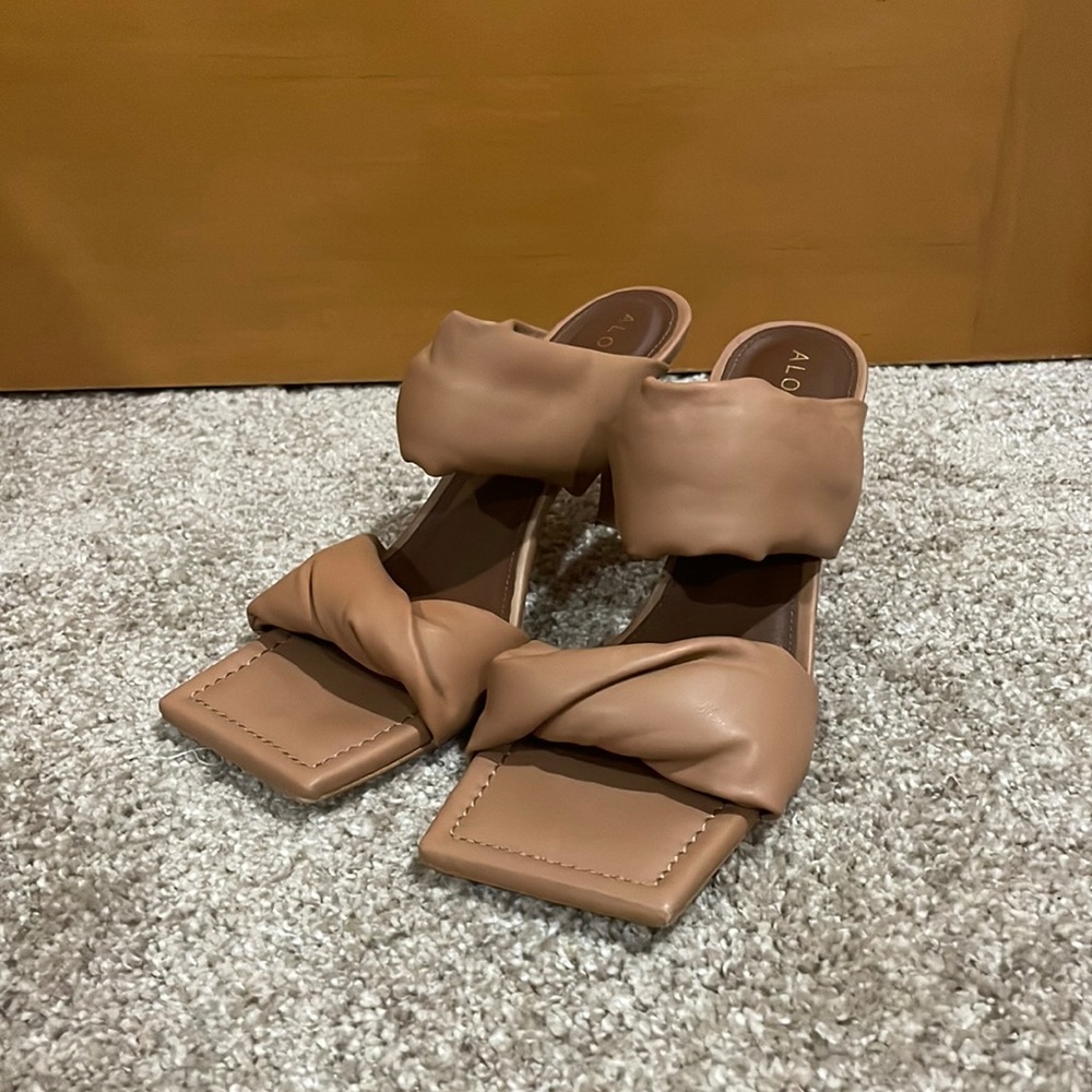 Alohas - Twist Strap Heel